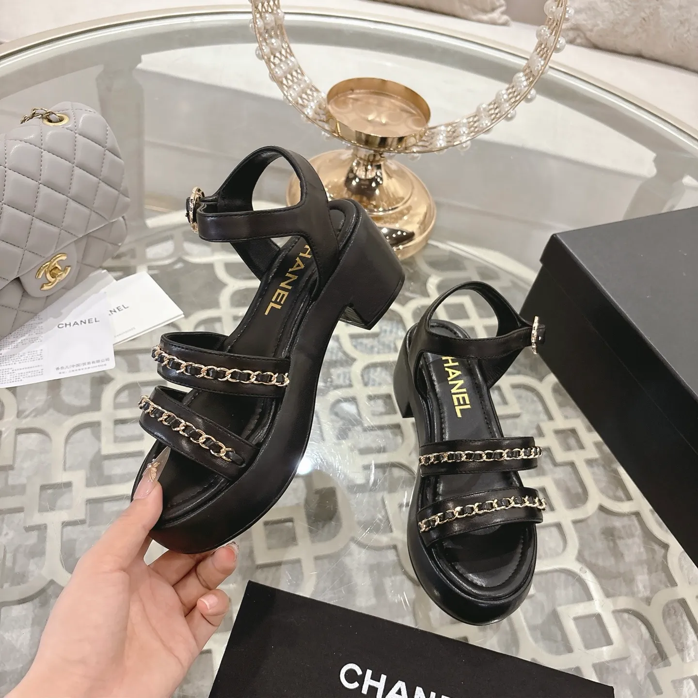 👟👟Ex-factory price 560👟👟Chanel Xiaoxiang 2025ss spring and summer latest catwalk fashion chain decoration top quality! Accurate to 1:1, light luxury without tiring the feet, the upper foot can be matched with spring and summer clothes at will, highlighting texture and taste, simple yet luxurious appearance, even if it is just a pair of sandals, it is definitely a must-have pair in the summer shoe cabinet. Upper: imported lambskin. Lining: imported sheepskin lining. Outsole: original customized outsole. Size: 35-40 (40.41.42 custom-made, non-returnable)